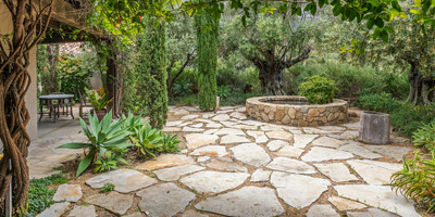 Flagstone Landscaping: Benefits, Installation Tips, and Maintenance Guide